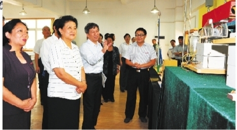 广西师范大学80周年校庆前夕，中共中央政治局委员、国务院副总理刘延东（时任中共中央政治局委员、国务委员）由学校党委书记王枬陪同，在该校兴华科技探究园兴致勃勃地观看学生制作的教具。.jpg